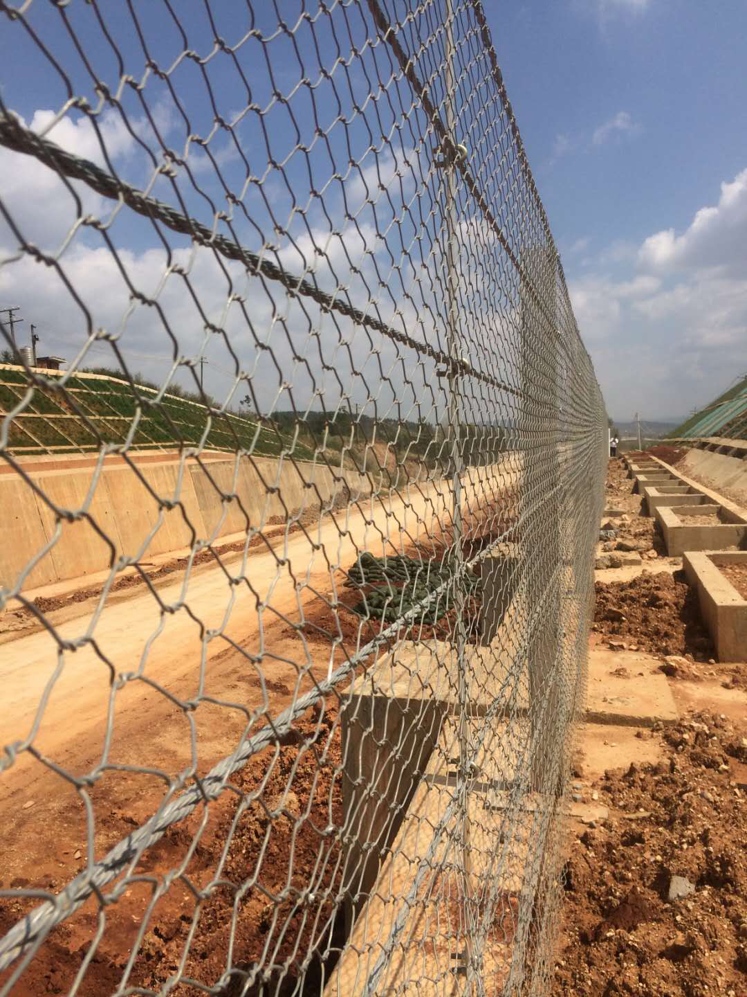 高鐵鋼性防護(hù)網(wǎng)