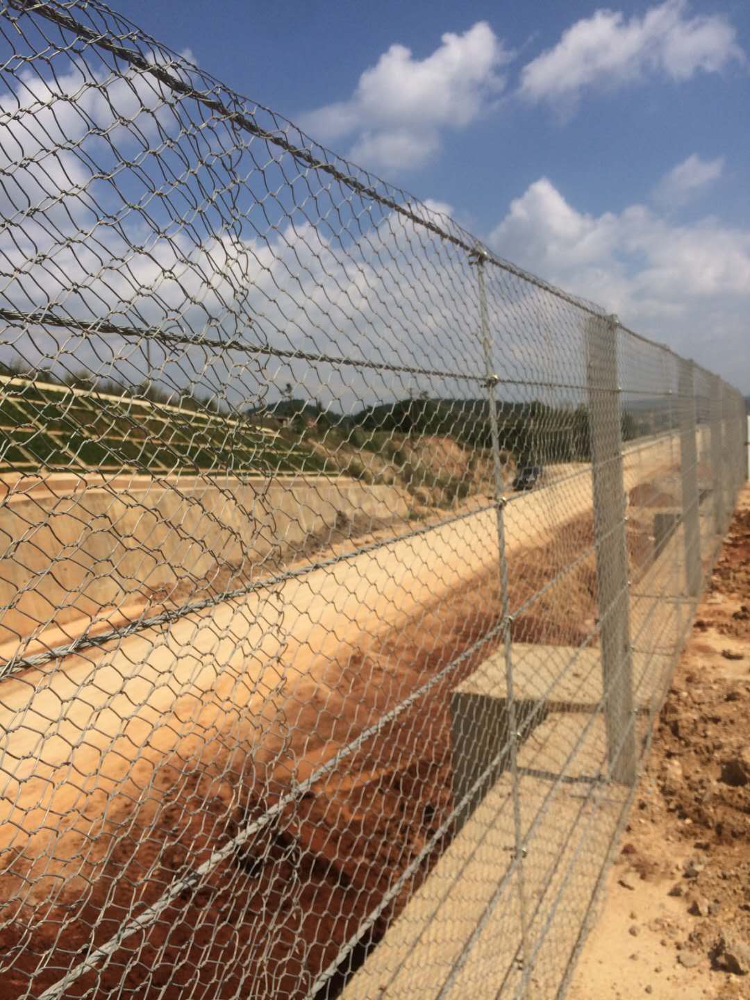 高鐵鋼性防護(hù)網(wǎng)